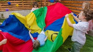 Bambini durante una festa colorata in giardino d'estate